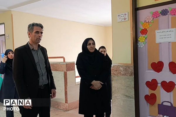 نمایشگاه کار و فناوری در دبیرستان نشاط بهارستان‌دو