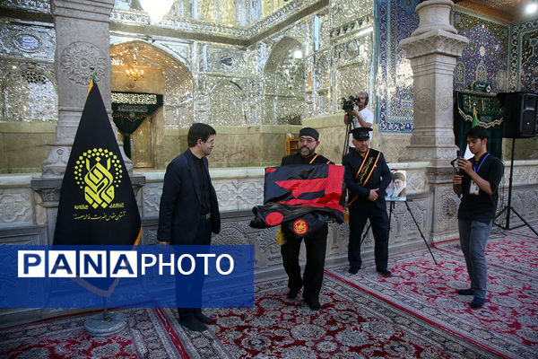 اهتزاز پرچم عزای سیدالشهدا(ع) بر فراز گنبد حرم حضرت معصومه(س)