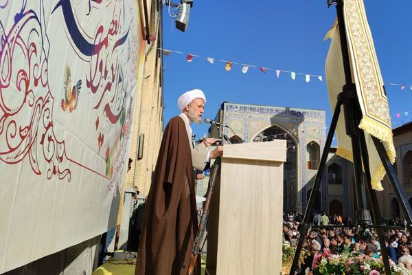 شکوه وحدت مردم شیراز در نماز عید فطر در حرم شاهچراغ(ع)