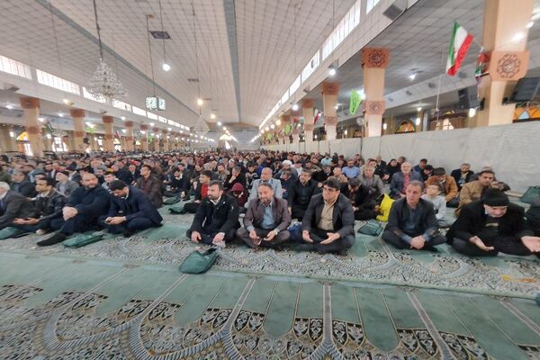 نماز جمعه این هفته شهرستان پاکدشت شاهد حضور پر رنگ فرهنگیان بود