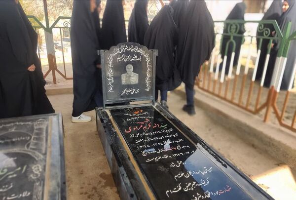غبار‌روبی مزار شهدا در آستان مقدس امام زاده جعفر (ع) منطقه میانکوه 