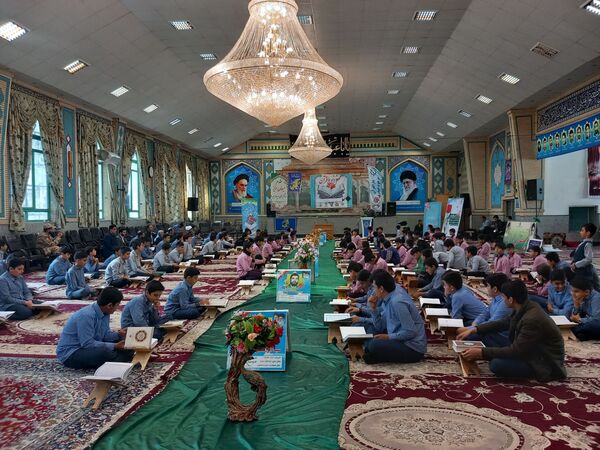 محفل انس با قرآن دانش‌آموزان دبیرستان نمونه زنده یاد زرتاش شهرستان خلیل آباد