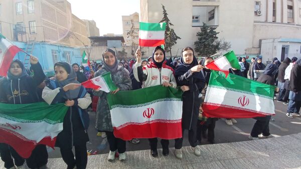 نواختن زنگ انقلاب در دبیرستان شهید محمدکاظم موسوی ناحیه ۲ کرج و شهرستان فردیس 