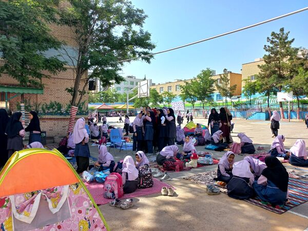 برگزاری اردوی حیاطی و جشن آخر سال در دبستان دخترانه شاهد تحقیقی ناحیه ۶

