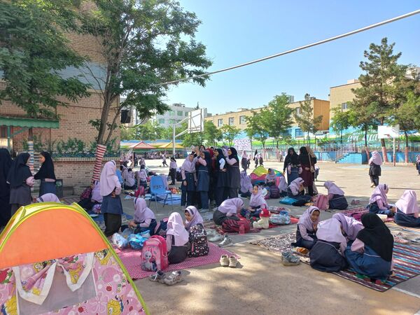 اردوی حیاطی و جشن آخر سال در دبستان دخترانه شاهد تحقیقی ناحیه ۶