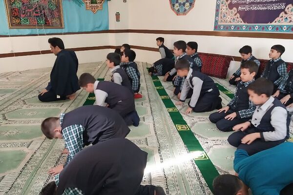 برگزاری نماز جماعت در دبستان شهید قلنبر ناحیه 2 شهرری 