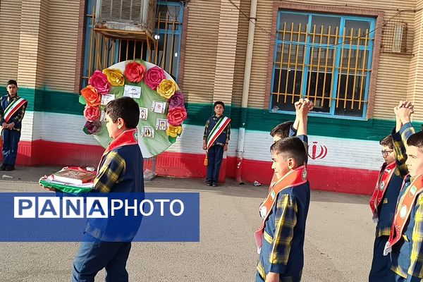 دانش‌آموزان دبستان معمارزاده در سیزده آبان