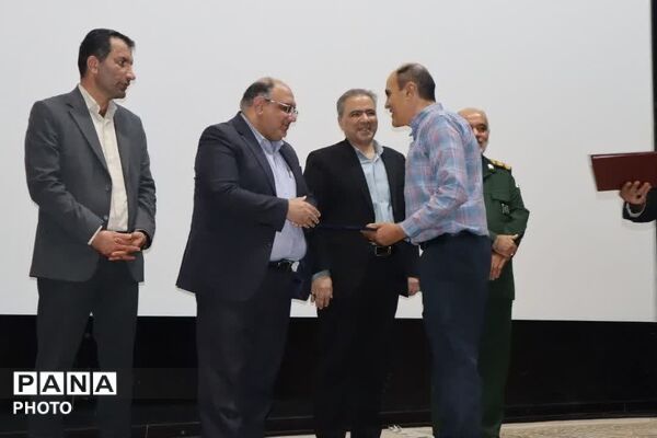 تجلیل از کارمندان نمونه شهرستان زرقان