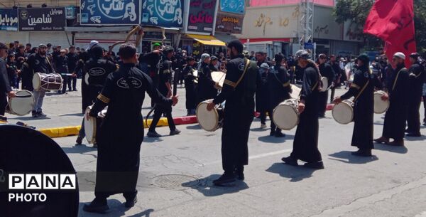 شور حسینی در خیابان های شهر؛عاشورا در قاب زنجیر زنان