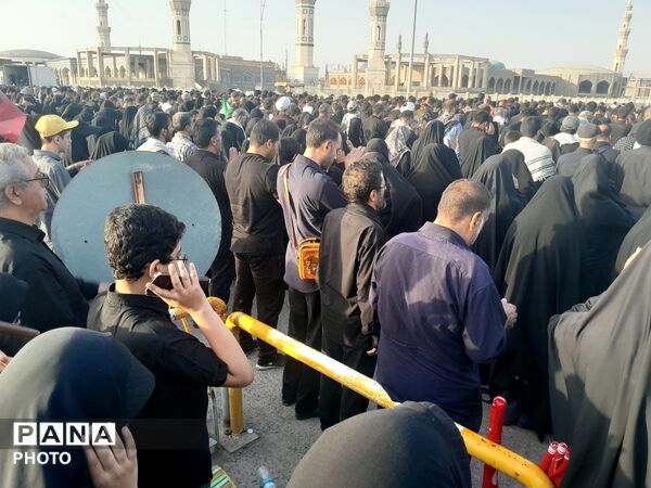تشیع باشکوه رهبر شهید به همراه خانواده در مسجد مقدس جمکران