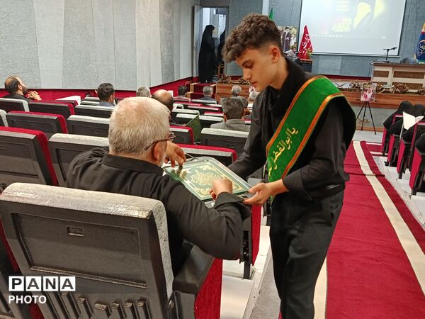مراسم بزرگداشت رهبر شهید در دبیرستان فرزانگان ۴ در ناحیه یک مشهد  