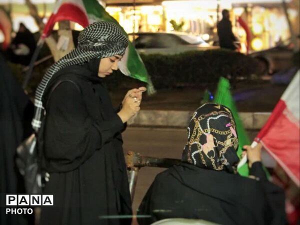 زن و مرد و پیر و جوان این شب ها در اجتماعات خیابانی مشهد مقدس