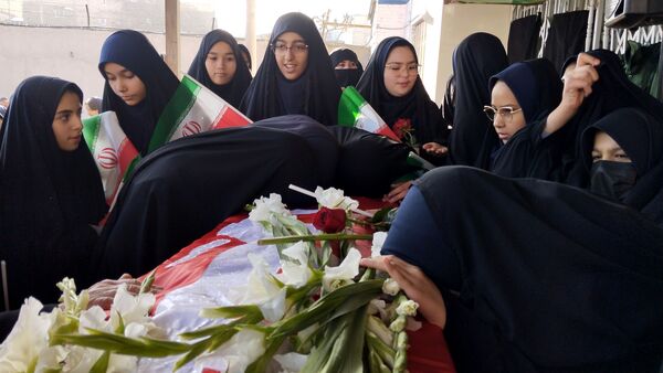 وداع با پیکر شهید گمنام در دبیرستان شهید عباسی یک مشهد