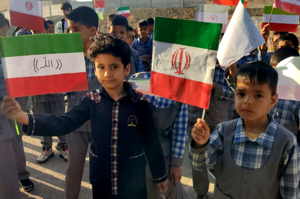 مراسم صبحگاهی دبستان شهید رحمت الله قلعه یزدانی و آموزشگاه آیت الله اراکی