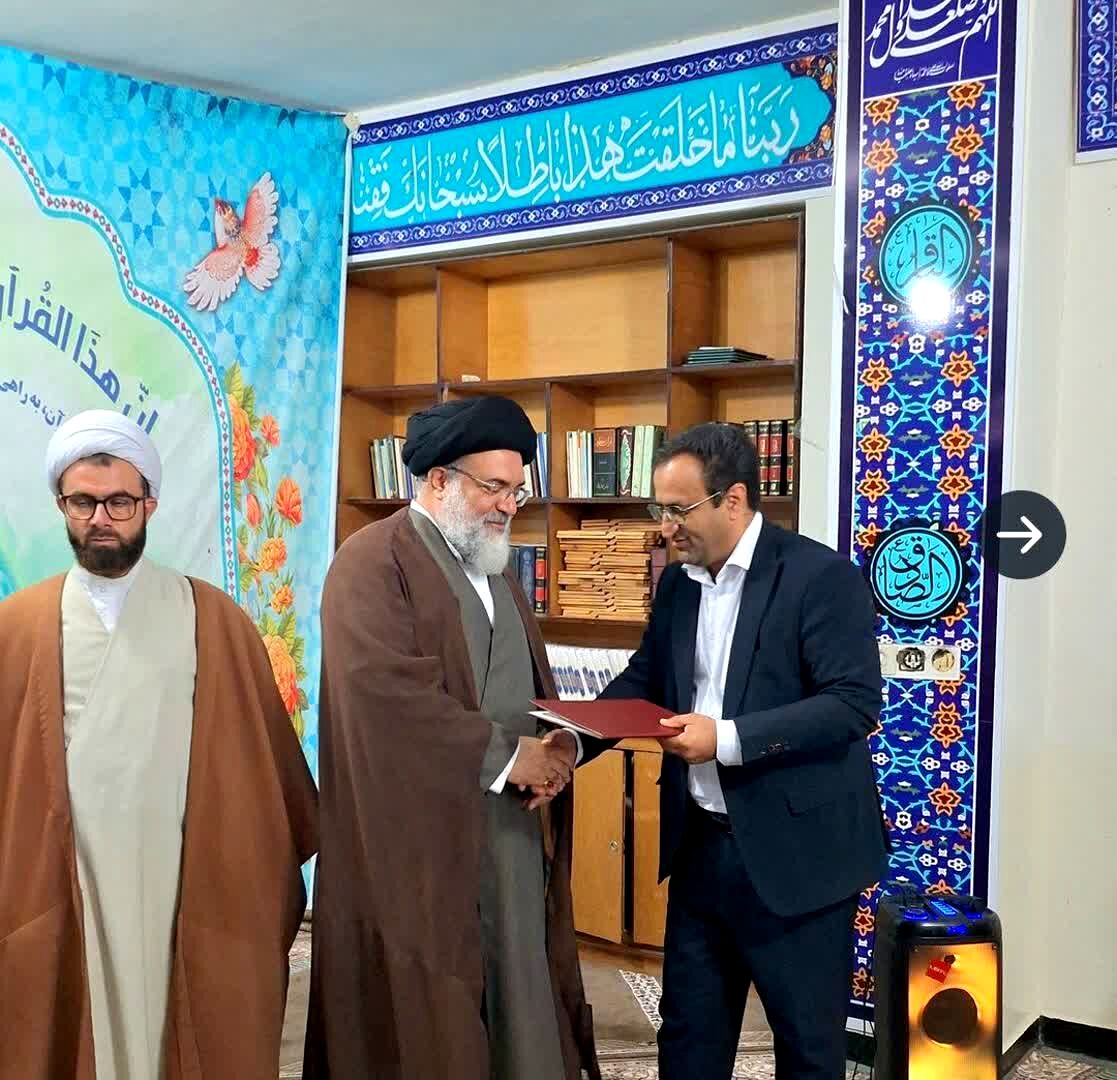 تجلیل از آیت‌الله حسینی در هفته قرآن، عترت و نماز در یاسوج
