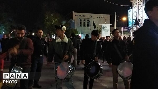 دسته عزاداری روستای اردمه در مراسم چهلم رهبر شهید و شهدای میناب در حسینیه امام 