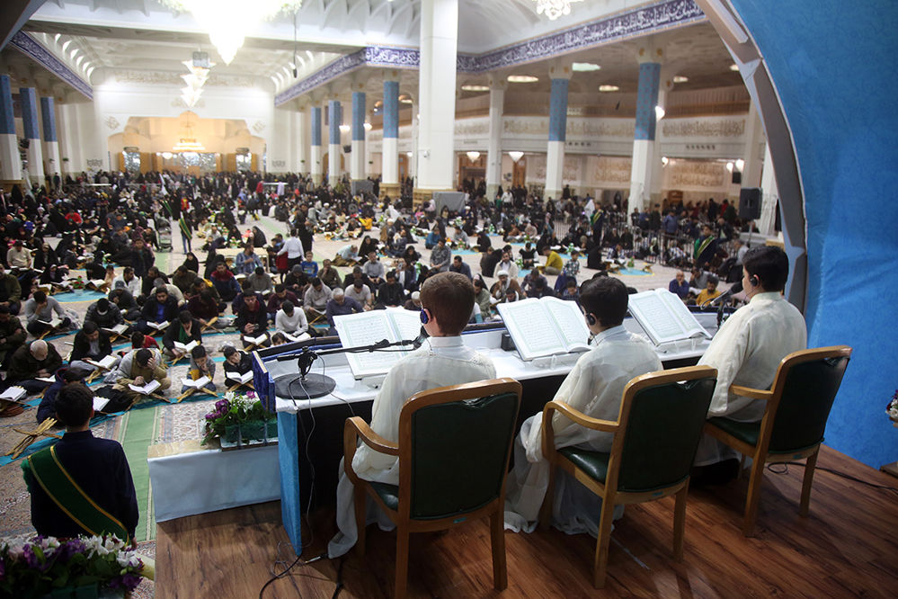 آیین ترتیل‌خوانی خانوادگی با قرائت قاریان نوجوان در حرم حضرت معصومه(س)