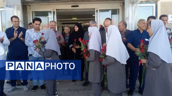 قدردانی پیشتازان دبستان شهید نجفی فدافن از پرستاران بیمارستان حضرت ابوالفضل 