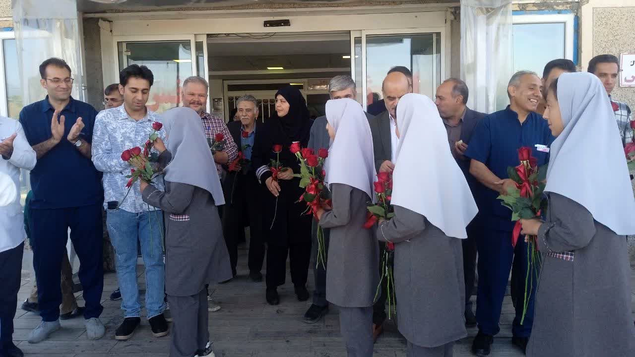 قدردانی پیشتازان دبستان شهید نجفی فدافن از پرستاران بیمارستان حضرت ابوالفضل 