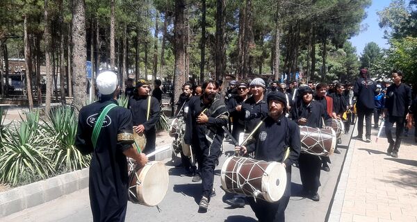 جاماندگان اربعین حسینی در  راهپیمایی حرم تا حرم نیشابور 