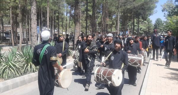 جاماندگان اربعین حسینی در  راهپیمایی حرم تا حرم نیشابور 