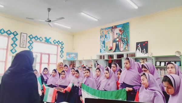 جشن دهه فجر با نقاشی‌های خلاقانه دانش‌آموزان پایه پنجم در کانون پرورشی تفت