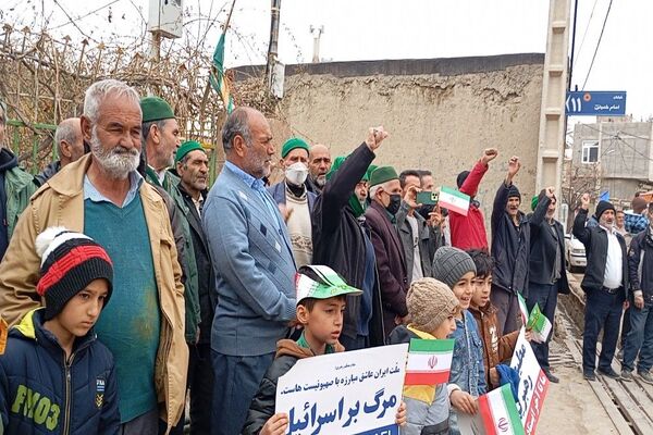 حضور کودکان و دانش آموزان در راهپیمایی یوم‌الله ۲۲بهمن در شهر بار نیشابور