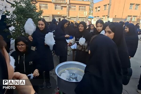 حضور دانش آموزان مدارس حاتم، مجتهده امین و محمد علی تحصیلی در جشن ولادت حضرت زینب (س)