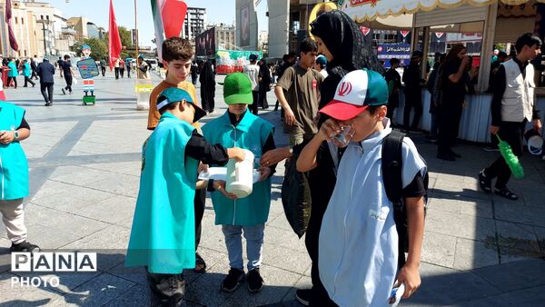 اینجا بوی عشق میدهد؛ میدان شهدا میزبان زائران امام رضا (ع)