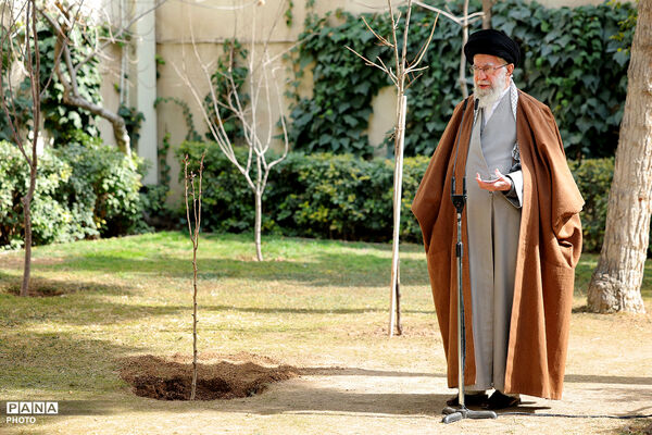 لحظاتی از آخرین کاشت نهال توسط رهبر شهید انقلاب در روز درختکاری سال گذشته