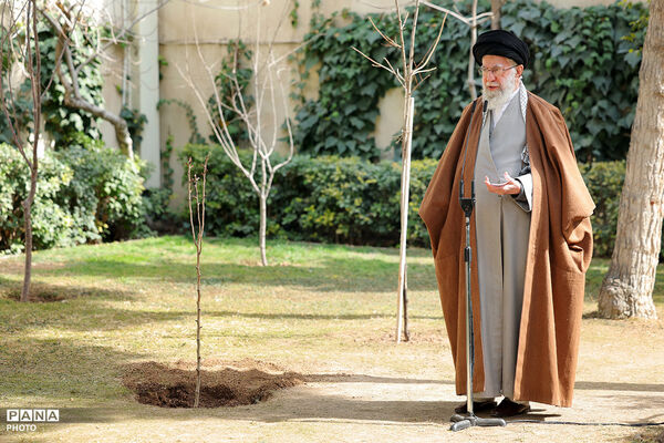 لحظاتی از آخرین کاشت نهال توسط رهبر شهید انقلاب در روز درختکاری سال گذشته