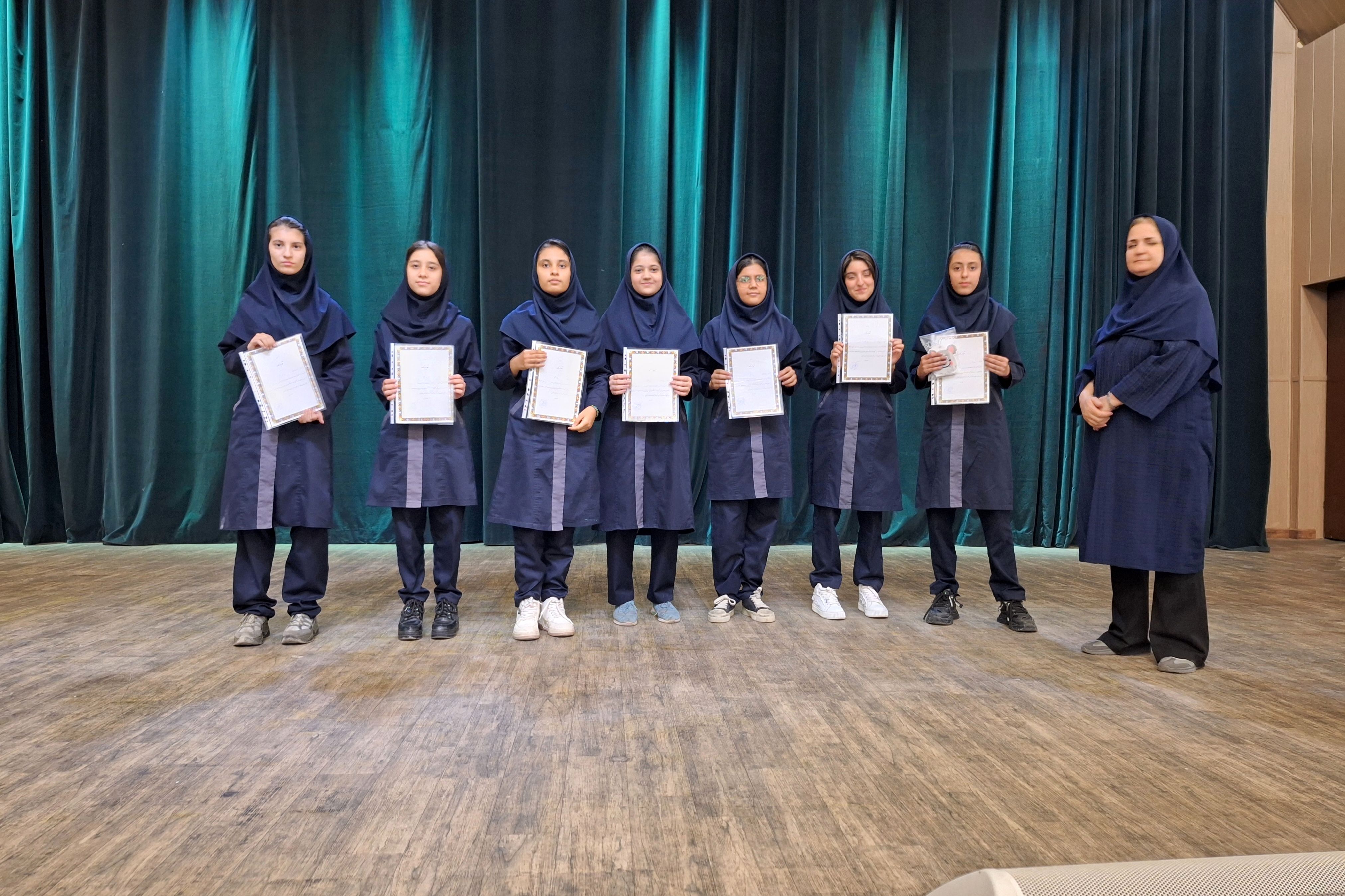 تجلیل از دانش‌آموزان رتبه‌های برتر دبیرستان پویش ناحیه 3 شیراز 