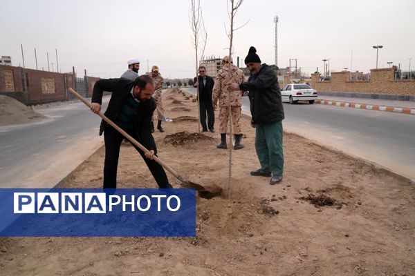 کاشت درخت به یاد شهدا در محمدشهر 