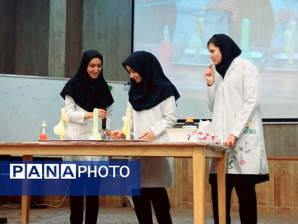 نمایشگاه دست‌سازه در دبیرستان مصلی نزاد حضرت زهرا(س) ناحیه سه
