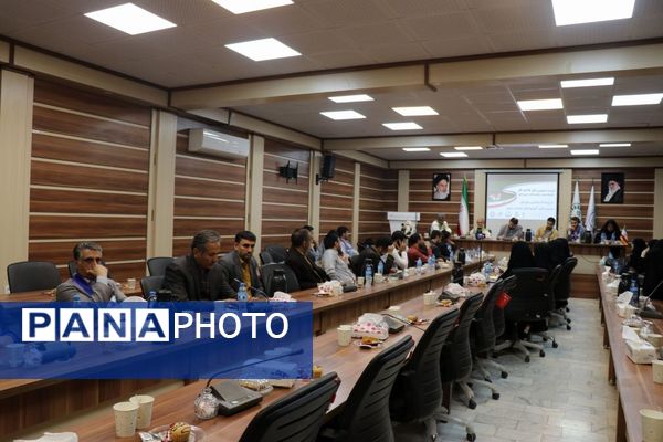 نشست صمیمانه قائم ‌مقام سازمان دانش‌آموزی کشور با روسای ادارات و مدرسین خراسان رضوی