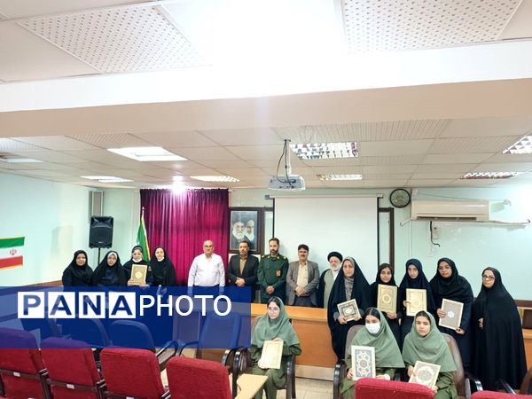 تقدیر از دانش‌آموزان برگزیده نمایشگاه دستاوردهای انقلاب اسلامی در دبیرستان طلایه داران شهید ناصری