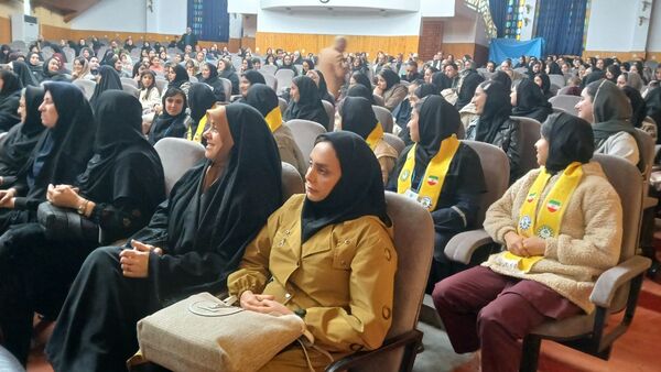 آیین تجلیل از دانش آموزان برتر دبیرستان عترت محمودآباد 