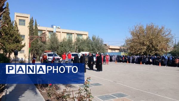 برگزاری مانور سراسری زلزله و ایمنی در مدرسه شهید دهقان 