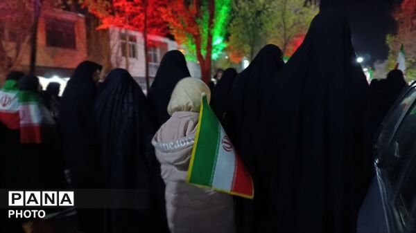 دهه نودی‌ها همچنان ایستاده اند
