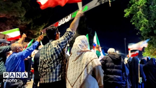 خانوادگی پای کار انقلابیم