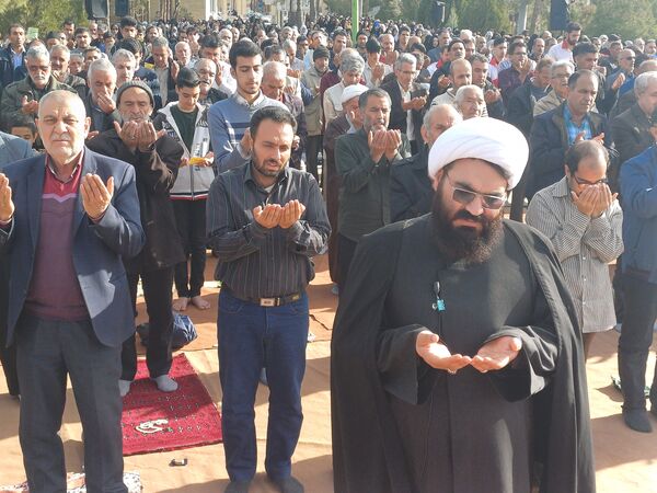 نماز عید فطر در گلزار شهدا شهرستان کوهپایه