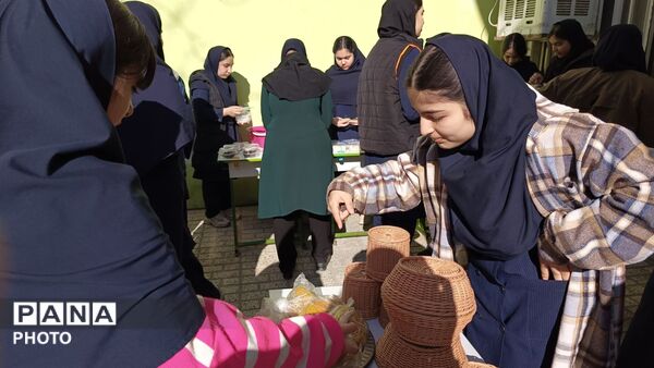 بازارچه کارآفرینی دانش آموزی  در دبیرستان صالحین نیشابور 