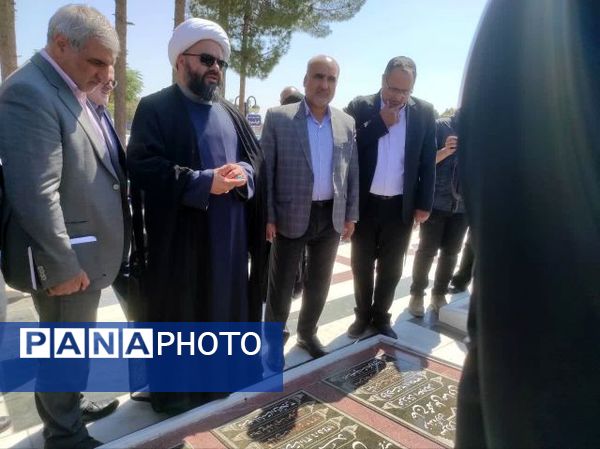 نشست اعضاء کمیسیون برنامه و بودجه مجلس شورای اسلامی در زیارتگاه شهید آیت الله مدرس(ره)