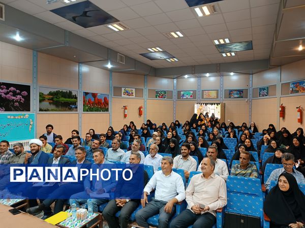 کارگاه آموزشی نحوه ارتباط موثر و درک نیازهای دانش‌آموزان در بهاباد 