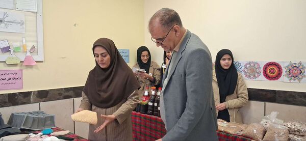 بازدید معاون آموزشی آموزش و پرورش خلیل آباد از بازارچه کار آفرینی جوانه های انقلاب