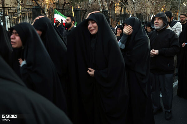 تجمع سوگواران رهبر شهید انقلاب در مقابل دانشگاه تهران