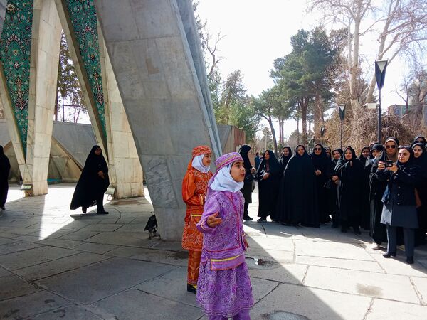 معاونان پرورشی شهرستان نیشابور از مقبره خیام بازدید کردند 