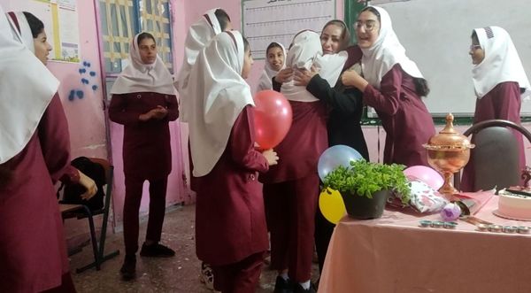 ویژه برنامه هفته معلم در دبستان استقلال حاجی آباد