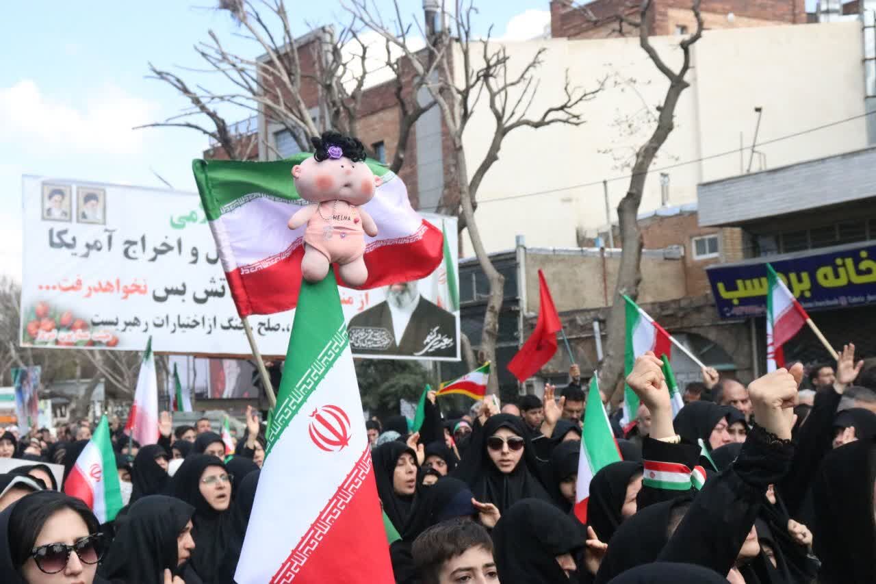 حلما با عروسک‌ها سوگ خانواده شهیدش را در آغوش کشید