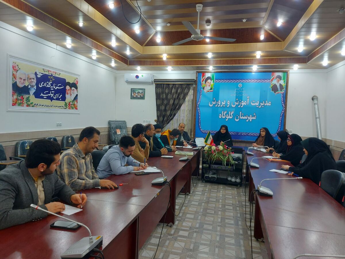 همه کارکنان مدرسه در مسیر تربیت سهیم هستند